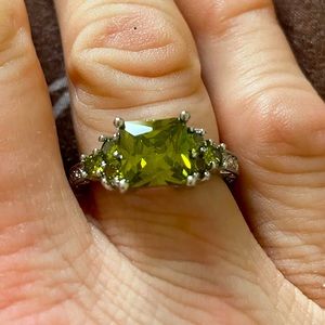Pretty Peridot Gem 💎 Ring